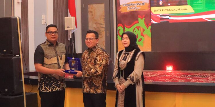 Kapolres Kampar Hadiri Pisah Sambut Kajari Kampar, Jalin Silaturahmi dan Dukung Penegakan Hukum!         