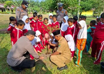 Satu Pohon untuk Masa Depan: Polsek Kunto Darussalam Tanam Harapan Hijau di Sekolah Dasar