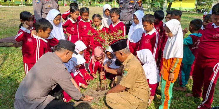 Satu Pohon untuk Masa Depan: Polsek Kunto Darussalam Tanam Harapan Hijau di Sekolah Dasar