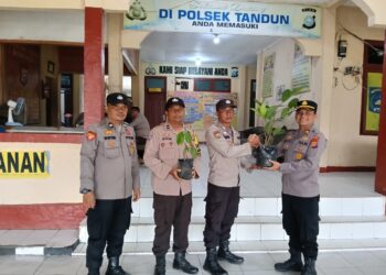 Ulang Tahun Penuh Makna, Polsek Tandun Tanam Harapan Hijau di Setiap Pertambahan Usia