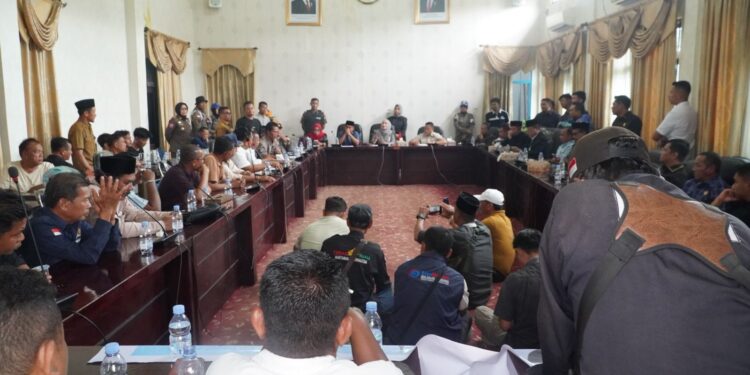 Aksi Damai Aliansi Masyarakat Rohul, 35 dari 45 Anggota DPRD Hadir: Fakta Mengejutkan Terungkap
