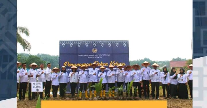 Dukung Program Asta Cita, Lapas Narkotika Rumbai melakukan Tanam Bibit Kelapa 