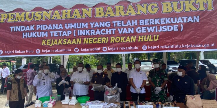 Wujud Sinergi, Lapas Pasir Pangarayan Ikut Serta Pemusnahan Barang Bukti di Kejari Rokan Hulu