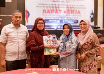 Rektor Universitas Rokania, Dr. Desmelati, M.Sc., Raih Penghargaan Gold XXVII Terbaik 2024