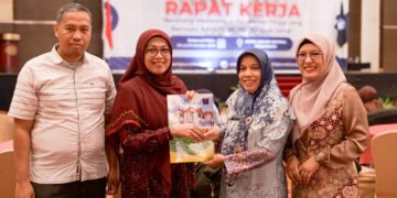 Rektor Universitas Rokania, Dr. Desmelati, M.Sc., Raih Penghargaan Gold XXVII Terbaik 2024