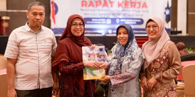 Rektor Universitas Rokania, Dr. Desmelati, M.Sc., Raih Penghargaan Gold XXVII Terbaik 2024