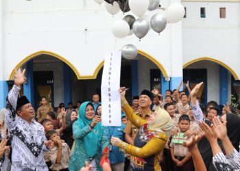 Ketua TP PKK Rohul dr. Yeni Dwi Putri Meriahkan Peringatan Hari Guru Nasional di SDN 002 Rambah