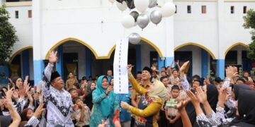 Ketua TP PKK Rohul dr. Yeni Dwi Putri Meriahkan Peringatan Hari Guru Nasional di SDN 002 Rambah