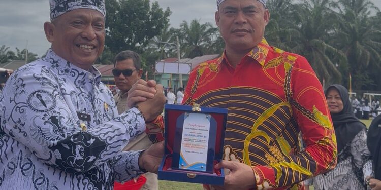 Zulfahrianto, S.E Terima Penghargaan sebagai Tokoh Pemerhati Pendidikan Kecamatan Bonai Darussalam