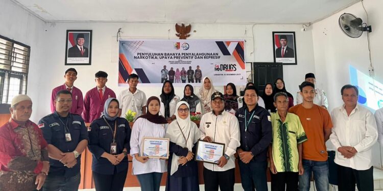 DOSEN DAN MAHASISWA PRODI SAINS KEPOLISIAN UNIVERSITAS ROKANIA GELAR PENYULUHAN BAHAYA NARKOTIKA DAN PENANDATANGANAN KERJA SAMA DI DESA LANGKITIN