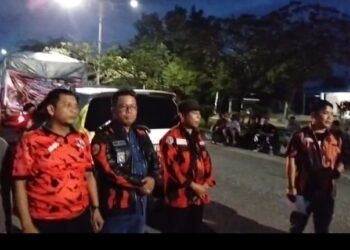 Ketua MPC PP syahmadi malau melepas keberangkatan relawan ke Aceh.