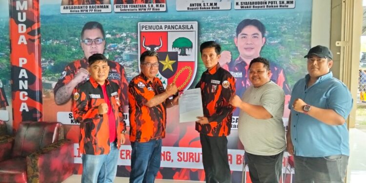 Ketua MPC Pemuda Pancasila Rohul Serahkan SK Karateker PAC Ujung Batu