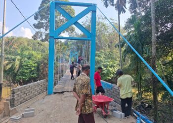 Wujudkan Kemudahan Aksessibilitas, Polsek Rambah Hilir dan Masyarakat Renovasi Jembatan Tanjung Betung