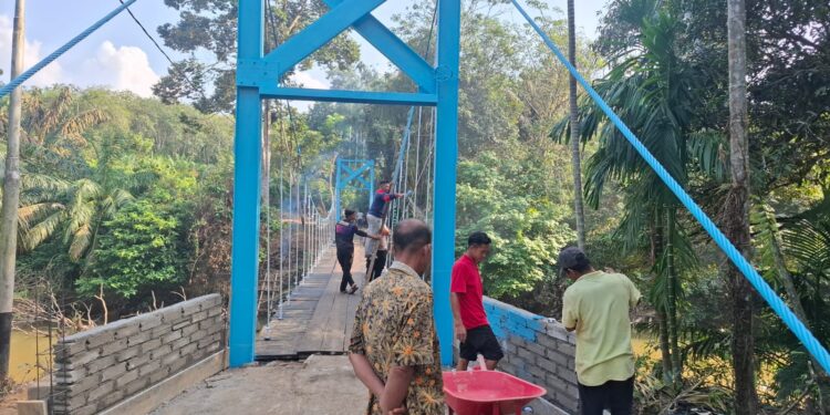 Wujudkan Kemudahan Aksessibilitas, Polsek Rambah Hilir dan Masyarakat Renovasi Jembatan Tanjung Betung