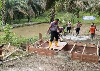 Gotong Royong Polsek Kabun dan Warga, Jembatan Titi Desa Giti Segera Rampung