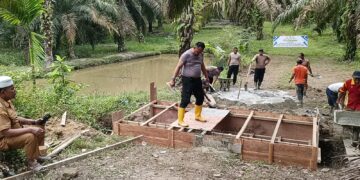 Gotong Royong Polsek Kabun dan Warga, Jembatan Titi Desa Giti Segera Rampung