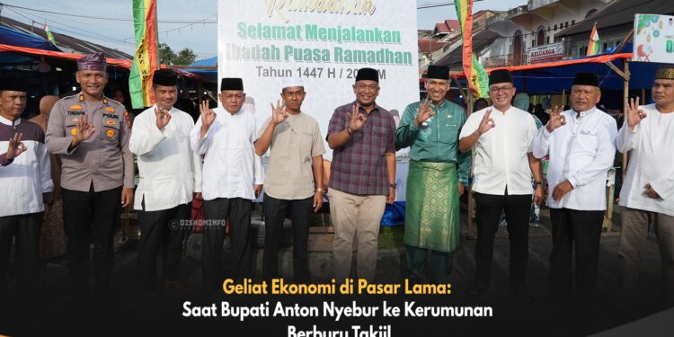 Bupati Anton Ikut Nyebur Kerumunan Pasar Ramadan: Borong Takjil, Pedagang Sumringah!