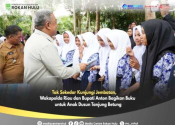 Tak Sekadar Tinjau Jembatan, Wakapolda Riau dan Bupati Anton Bagikan Buku untuk Anak Dusun Tanjung Betung