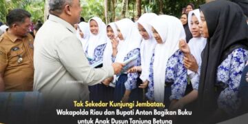 Tak Sekadar Tinjau Jembatan, Wakapolda Riau dan Bupati Anton Bagikan Buku untuk Anak Dusun Tanjung Betung