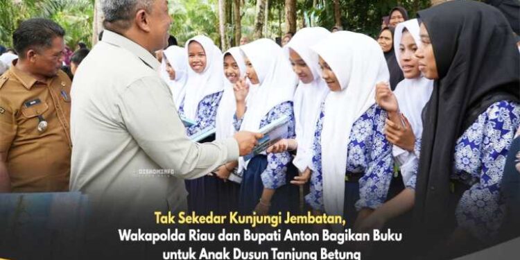 Tak Sekadar Tinjau Jembatan, Wakapolda Riau dan Bupati Anton Bagikan Buku untuk Anak Dusun Tanjung Betung