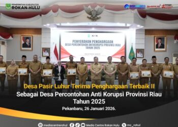 Di Dampingi Bupati Anton Terima Penghargaan, Kades di Rokan Hulu Ini Dapat Tiket Umroh Gratis dari Pemprov