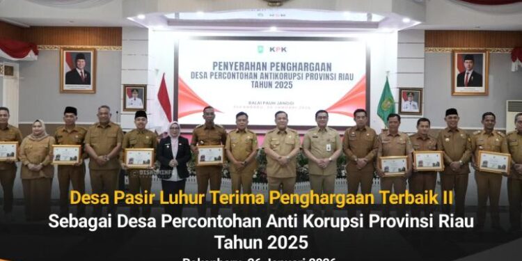 Di Dampingi Bupati Anton Terima Penghargaan, Kades di Rokan Hulu Ini Dapat Tiket Umroh Gratis dari Pemprov