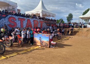 GEMURUH MESIN MENGGELEGAR, RIBUAN PENONTON MEMBAWA SUASANA SIRKUIT PERMANEN PEMDA ROHUL HIDUP!