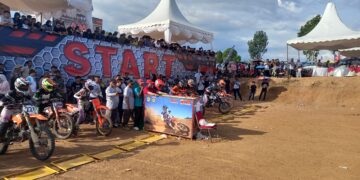 GEMURUH MESIN MENGGELEGAR, RIBUAN PENONTON MEMBAWA SUASANA SIRKUIT PERMANEN PEMDA ROHUL HIDUP!