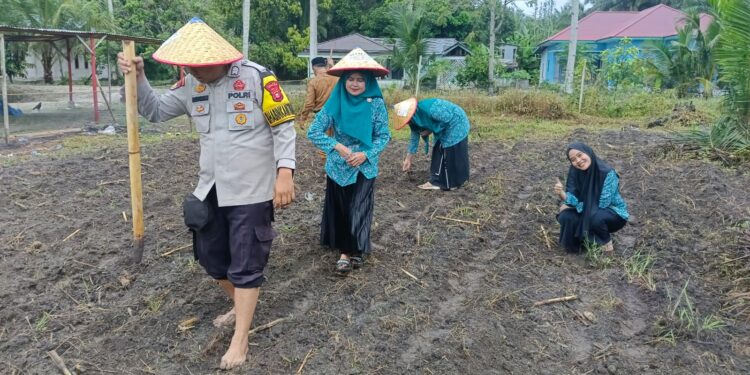 Polsek Kunto Darussalam Perkuat Gerakan Polisi Cinta Petani di Desa Pasir Luhur