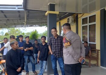 Korban Jadi Terlapor, Puluhan Warga Suka Maju Datang ke Polres Rohul Bawa Dukungan Moral