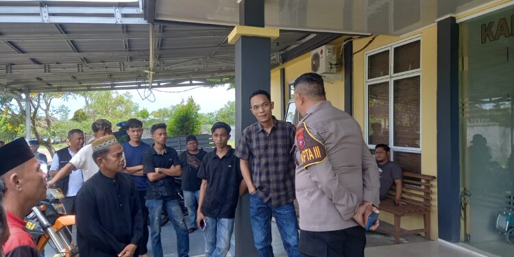 Korban Jadi Terlapor, Puluhan Warga Suka Maju Datang ke Polres Rohul Bawa Dukungan Moral