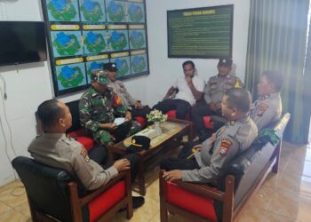 Polsek Rokan IV Koto Perkuat Sinergitas TNI–Polri melalui Silaturahmi di Koramil 13 Rokan